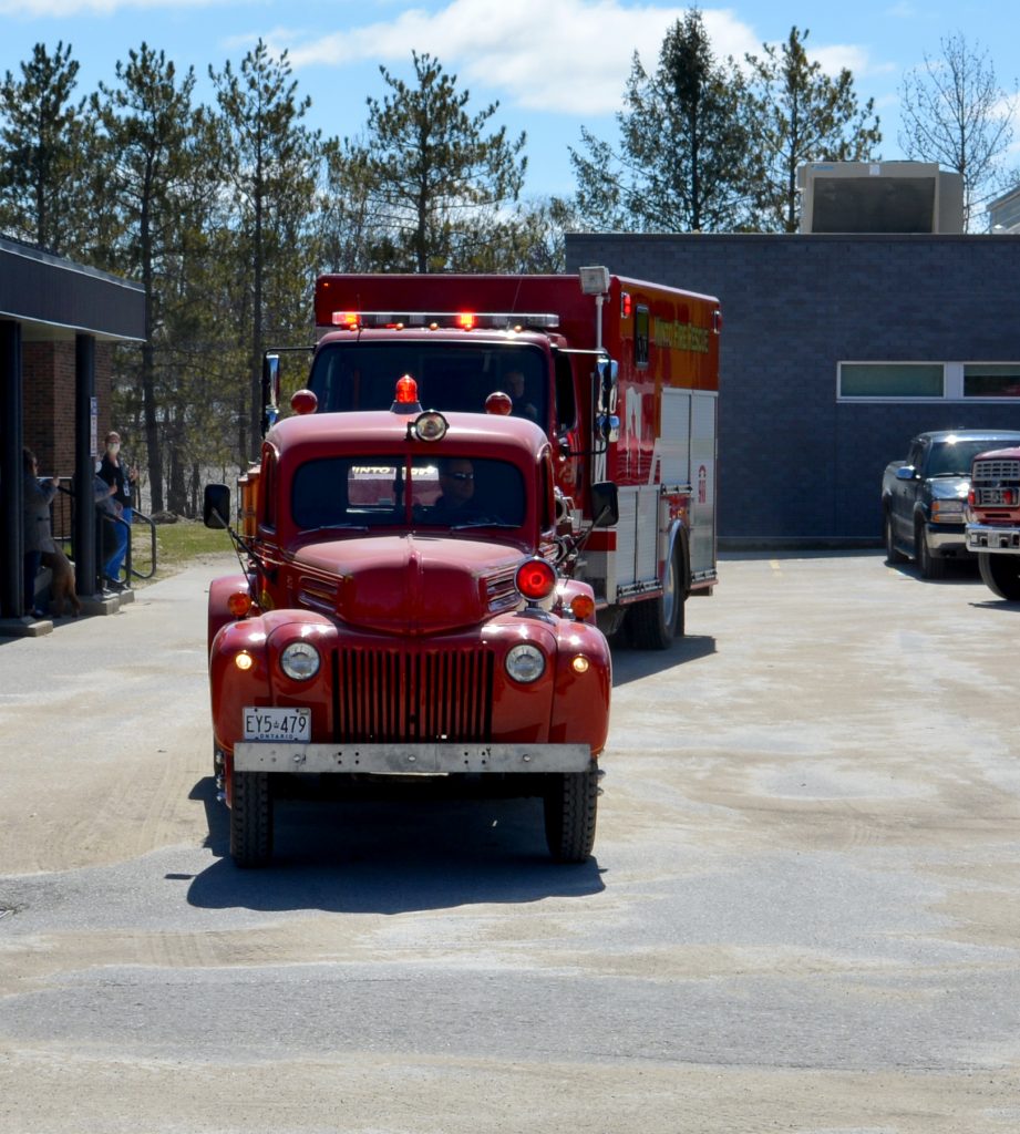 First responders pay tribute to health care workers in ...